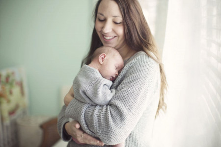 Αγκαλιά: το πιο πολύτιμο πρώτο δώρο που κάνουμε στα μωρά!